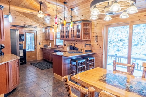 Adirondacker full kitchen on the main level
