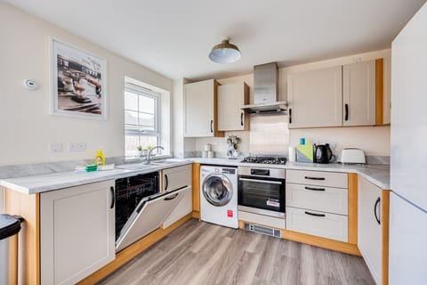 A fully equipped kitchen with everything you need to prepare a home-cooked meal.