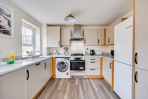 A fully equipped kitchen with everything you need to prepare a home-cooked meal.