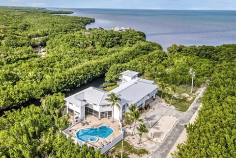  large 6 bed, 6.5 bath oceanfront house in Key Largo