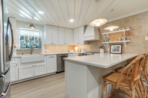 Kitchen | Main Level | Dishwasher | Dual Drip/Single-Serve Coffee Maker