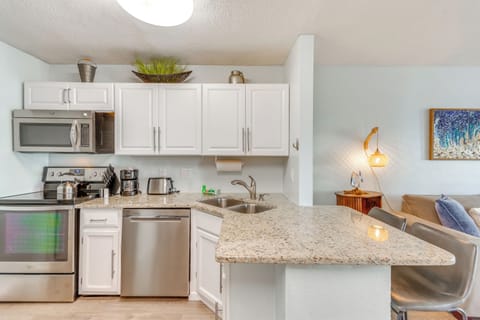 Kitchen | Bar Seating | Keurig & Drip Coffee Makers | Cooking Basics