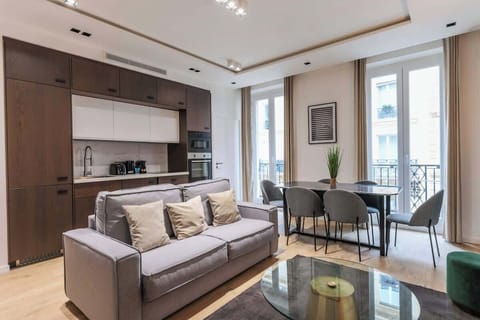 Une spacieuse pièce à vivre dotée d’un canapé-lit, meublé avec goût et invitant à la détente et à la convivialité.