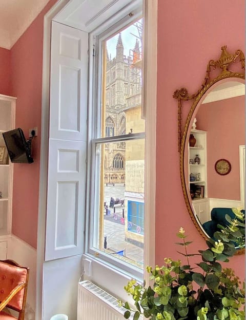 The apartment is literally a stone's throw from the iconic Abbey of Bath.
