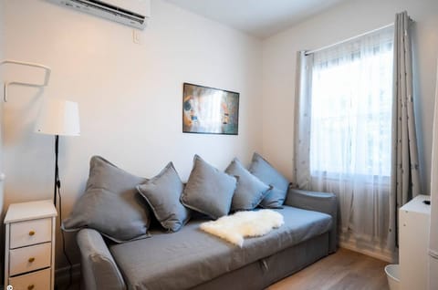 Bedroom w/Queen Sofa Bed