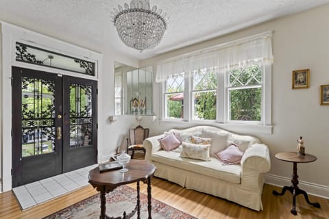 Bright, sun-light filled siting room