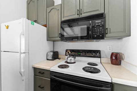 Full kitchen with breakfast bar seating.