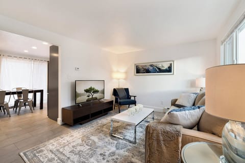 Living Area with Smart TV (1751)