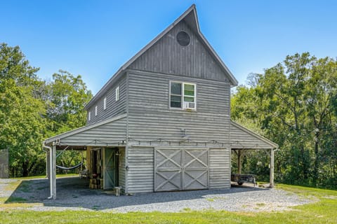 Louisa Vacation Rental | 2BR | 1BA | 1,200 Sq Ft | Stairs Required