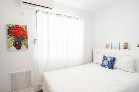Queen-size Bed w/Luxury Memory Foam Mattress