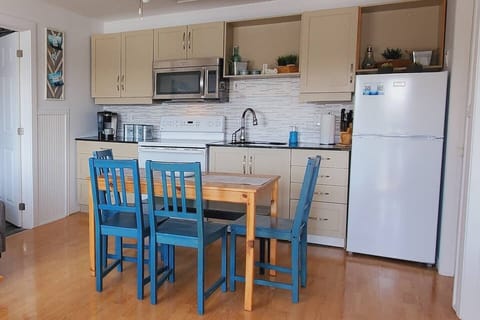 Fully equipped kitchen with dining area