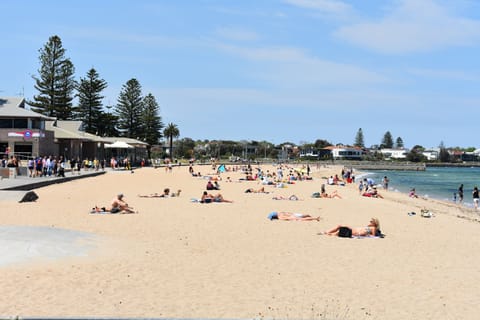 Beautiful Elwood Beach 2 minute walk away from apartment