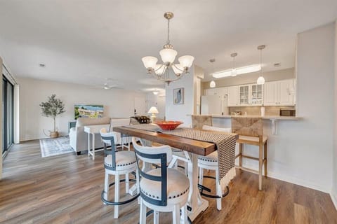 LAKE Vibes. Beautiful Lakefront Condo for a small family vacation.