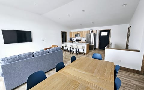 Dining / Sitting Area w TV