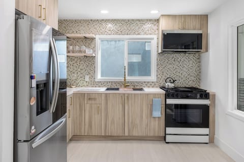 Fully equipped kitchen.