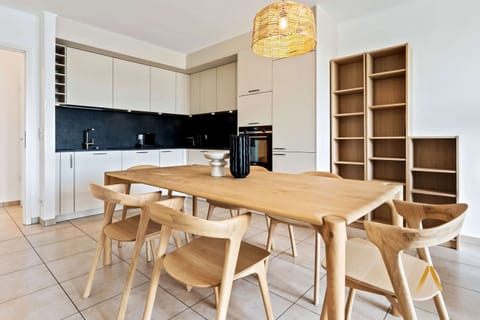 Stylish dining space featuring a large table and comfortable chairs. Ideal for gatherings, with easy access to the fully equipped kitchen for seamless dining experiences.