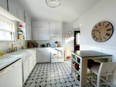 Fully equipped kitchen with table service for 8+