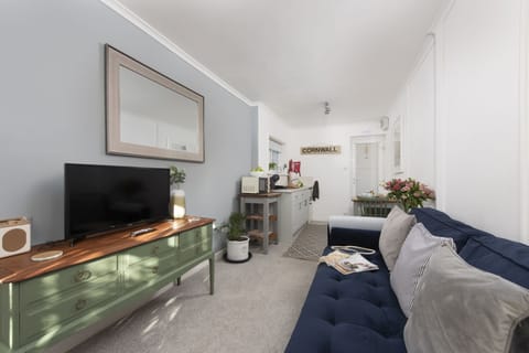 Open plan living, kitchen and dining area - Olive Cottage by Stay Ca Holidays