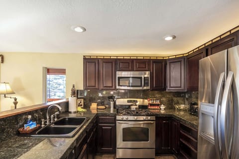Full kitchen w/ toaster, blender, wine ware, coffee maker, and more!