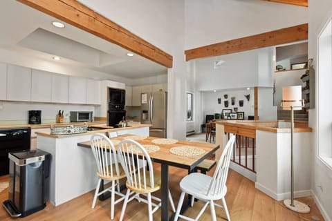 Extra dining space in kitchen for 5