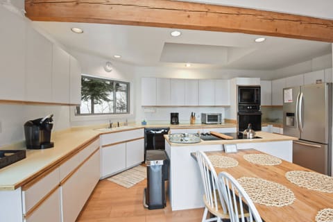 Full kitchen w/ toaster oven, drip coffee pot, Keurig, electric stovetop, double oven, and more
