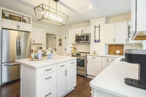 Kitchen - Fully Equipped Kitchen with Stainless Steel Appliances and Center Island