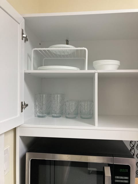 Service for 4, service for 6 can be added upon request.