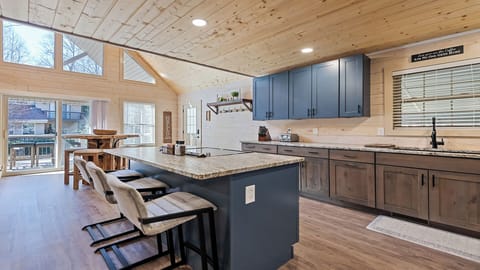 Enjoy time with family and friends in a bright and airy setting in the kitchen