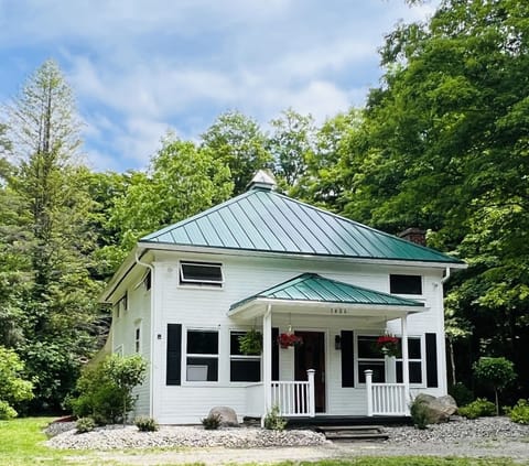 Escape to the tranquil Lakeside retreat that offers the best of nature's beauty 