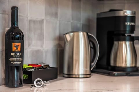 [Kitchen] Equipped with drip coffee machine and K cups!