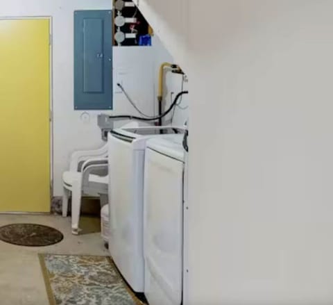 Full laundry + Detergent provided