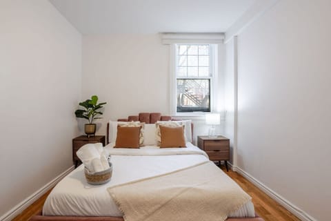 Bedroom 1 : Cozy comfort with natural light