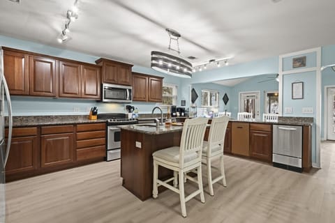 Large & Full Stocked Kitchen