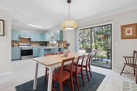 Clean & Cozy with outdoor views. Dining Table with Seating for Six