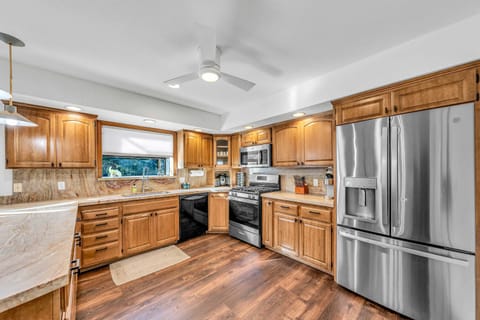  Kitchen: Keurig, Crockpot, blender, cooking utensils, tableware  
