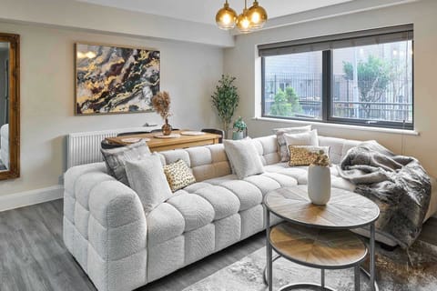 Chic Townhouse by the Docks, Liverpool - Host & Stay