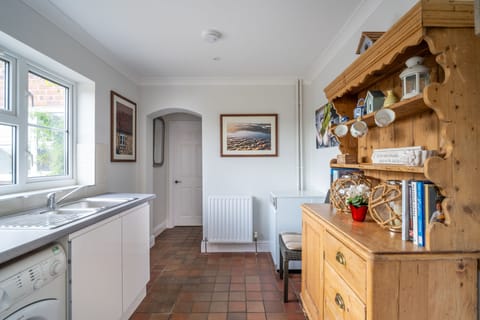 Windy Ridge: Utility room with washing machine and sink
