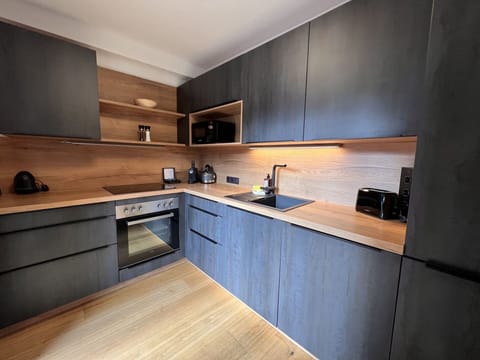 Tap, Cabinetry, Kitchen Sink, Countertop, Sink, Furniture, Kitchen Stove, Kitchen, Wood, Kitchen Appliance