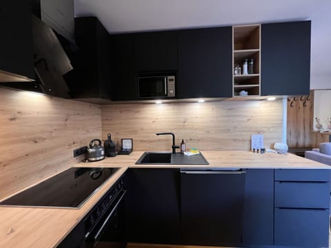 Cabinetry, Countertop, Kitchen Sink, Property, Tap, Sink, Kitchen, Wood, Kitchen Stove, Interior Design