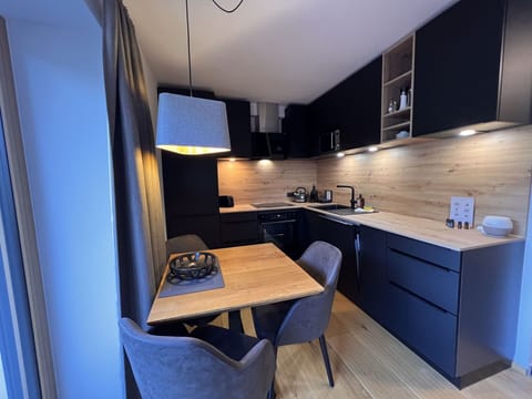 Countertop, Furniture, Property, Cabinetry, Building, Table, Wood, Kitchen, Interior Design, Kitchen Stove