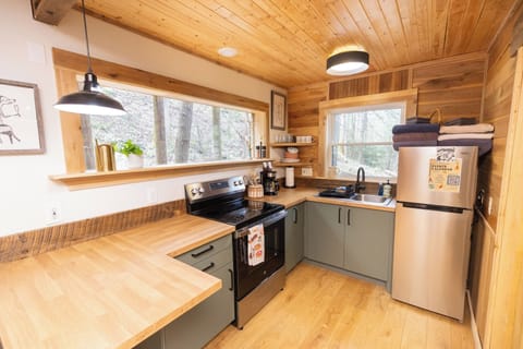 This cabin kitchen has everything you need for a comfortable Red River Gorge stay.