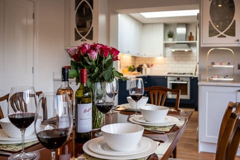 Blenheim Corner Dining Room - StayCotswold