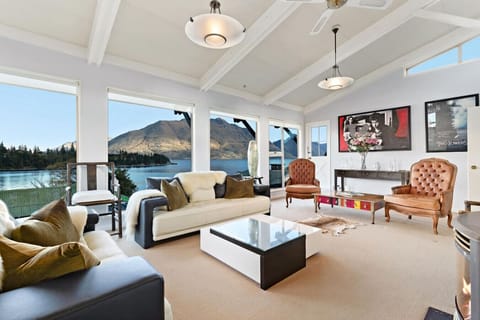 Living Room: Breathtaking mountain views and vibrant art create a perfect retreat!