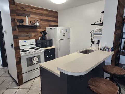 Full kitchen with bar