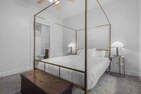 CozySuites Modern 2BR, Nora Indianapolis #10