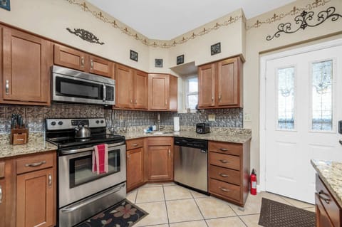 The granite countertops and stainless steel appliances create an inviting atmosphere for culinary creativity. #CulinaryHaven