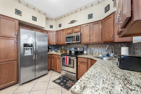 The granite countertops and stainless steel appliances create an inviting atmosphere for culinary creativity. #CulinaryHaven