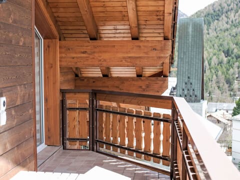 Wood, Apartment, Hardwood, Balcony, Wood Stain, Plank, Plywood, Daylighting, Log Cabin