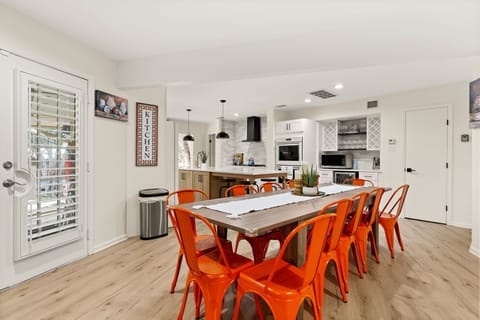 A beautifully set table, delicious food, and the company of loved ones—what more could you ask for in a perfect dining experience?