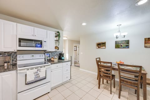 Dining Area | Dishware/Flatware Provided
